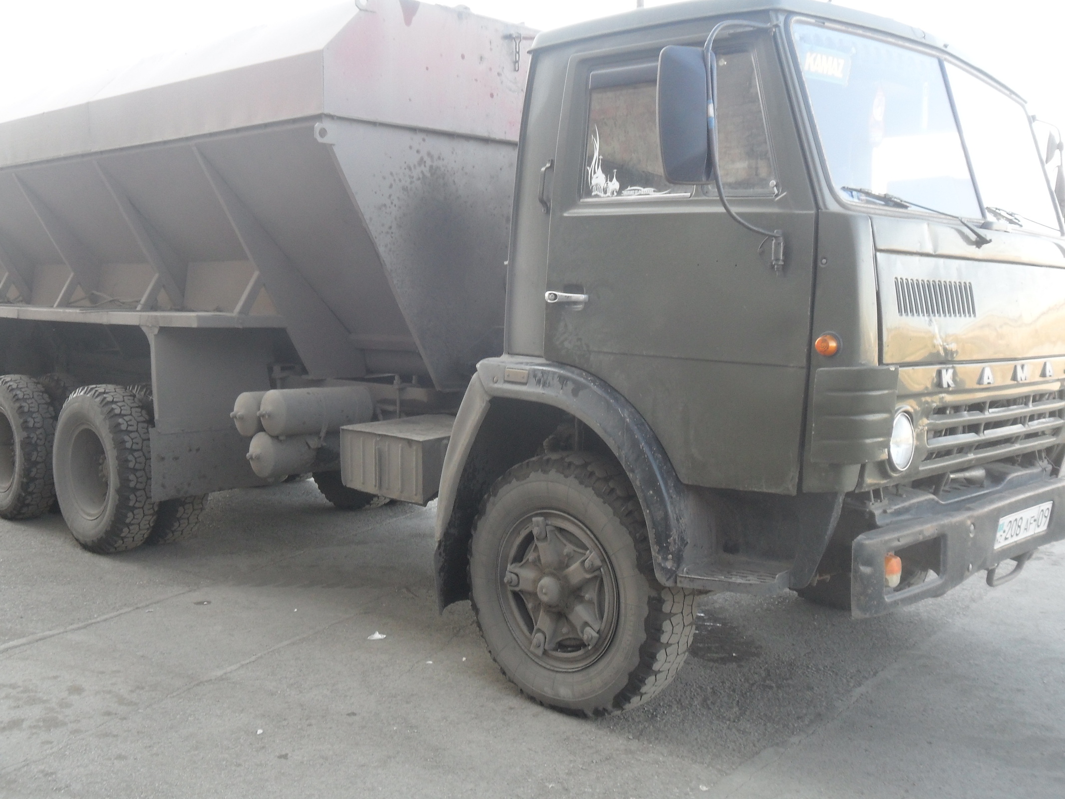 Требуется водитель-экспедитор на КамАЗ с прицепом, КамАЗ спецбункер - Изображение #1, Объявление #1728700