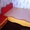 Красно-желтая кровать с двумя тумбочками #208879