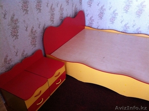 Красно-желтая кровать с двумя тумбочками - Изображение #1, Объявление #208879